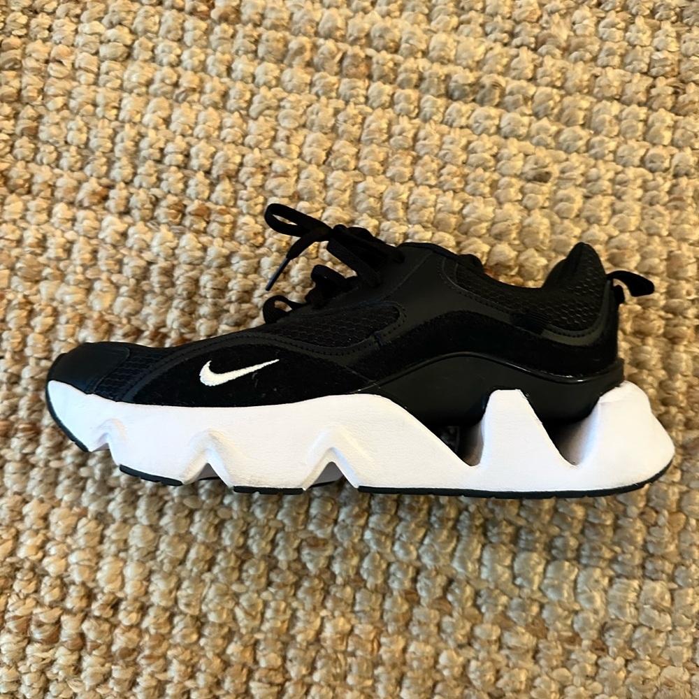 NIKE RYZ 365 size 9.5